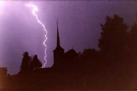 L'église de La Roche un soir d'orage